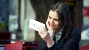 تماشای فیلم با گوشی موبایل