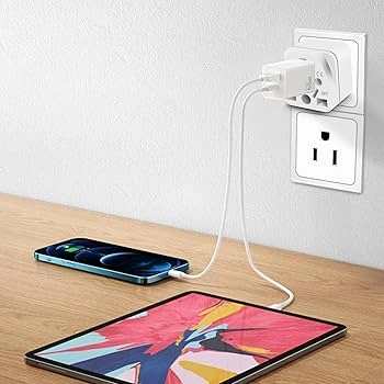 تبدیل 3 به 2 نصب شده روی پریز در حال شارژ دو دستگاه