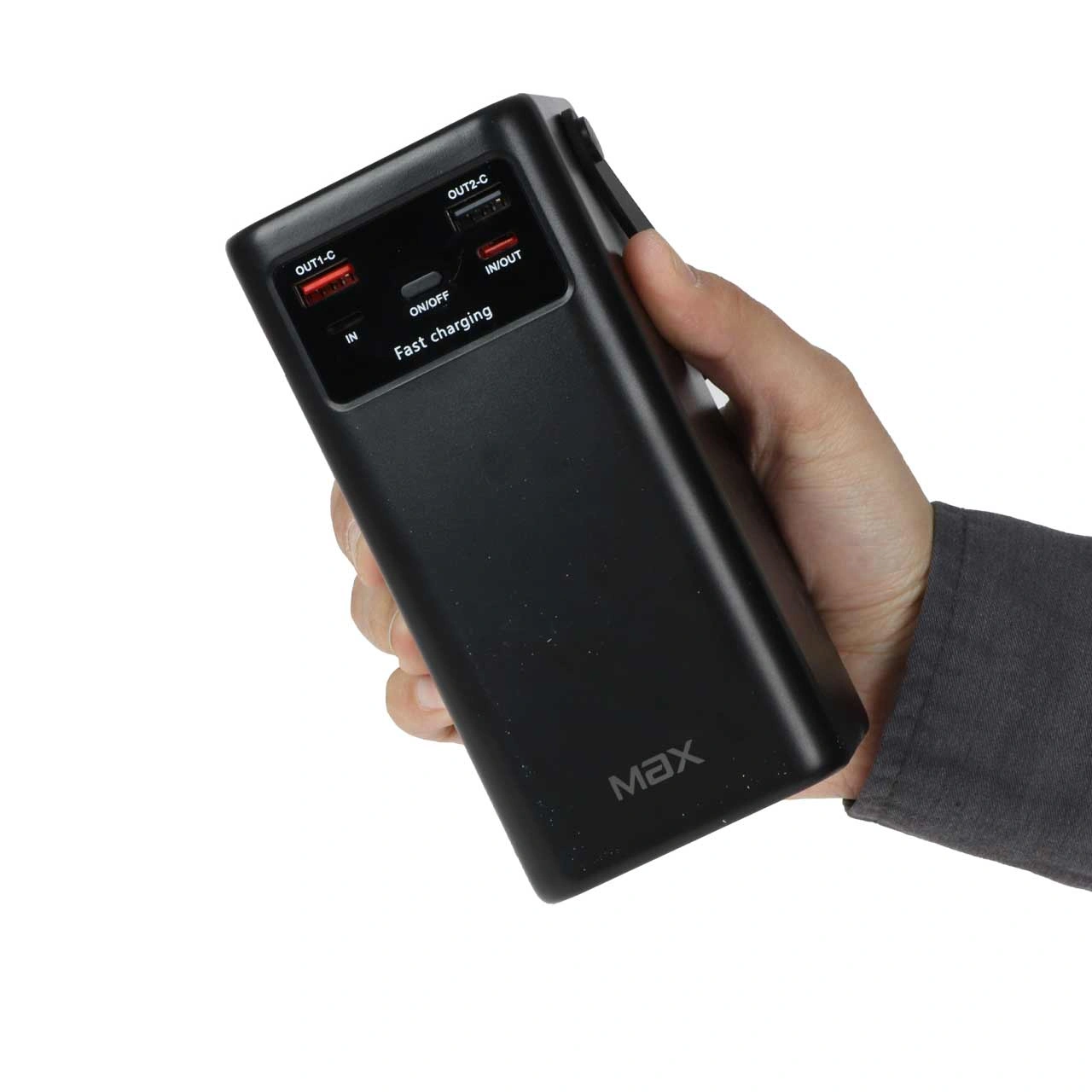 تصویر پاوربانک 50000 میلی آمپر MAX مدل MZ-16 در دست انسان