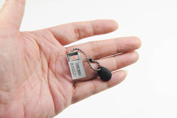 مقیاس اندازه فلش مموری 16 گیگ L-801 لوتوس روی کف دست